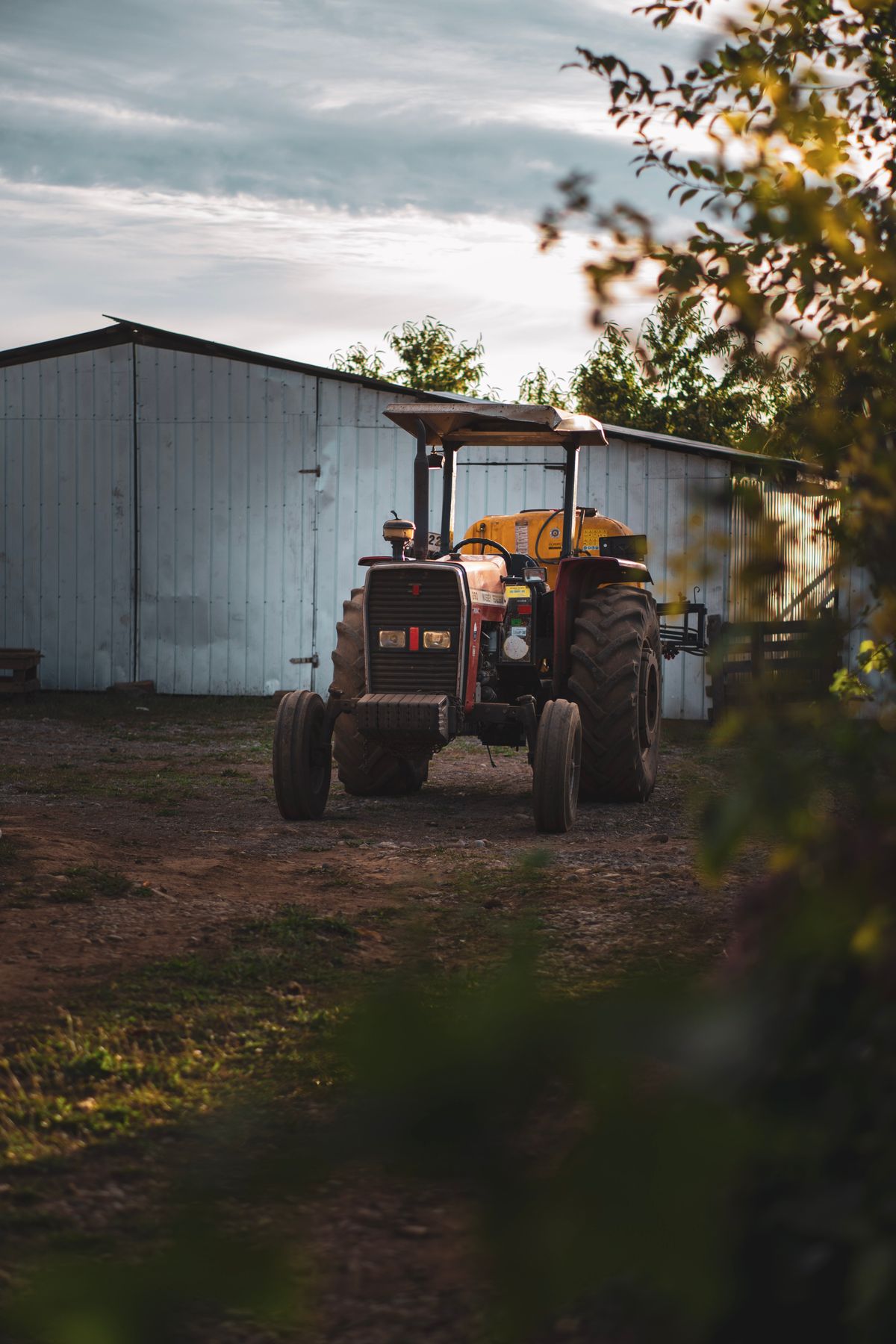 Agricultural building and farm equipment