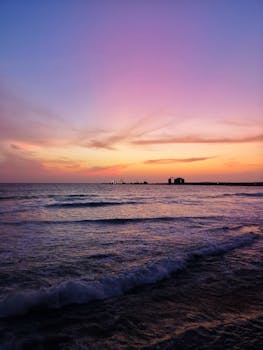 在科伦坡海滩，可以欣赏到生动的日落场景，天空充满活力，海浪柔和，景色宁静宜人