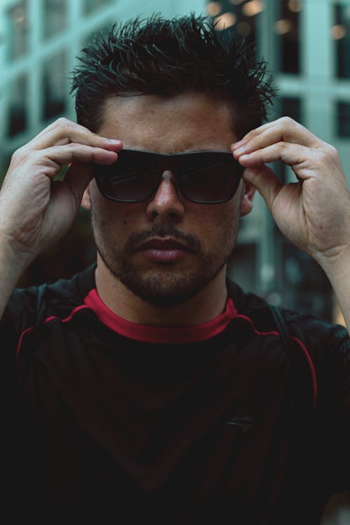 선글라스를 착용 한 남자의 사진