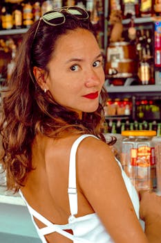 一位时尚女性戴着太阳镜，在圣保罗一家时尚商店购物的肖像