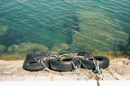 deniz, kıyı, lastikler içeren Ücretsiz stok fotoğraf