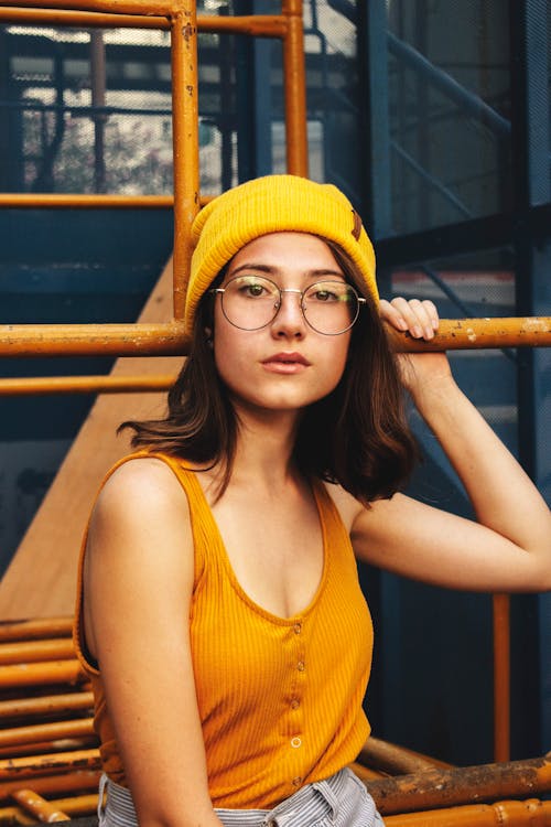 免費 女人穿著黃色無簷小便帽的照片 圖庫相片