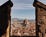 佛罗伦萨大教堂的壮丽景色，被古老的石墙环绕在蔚蓝的天空下