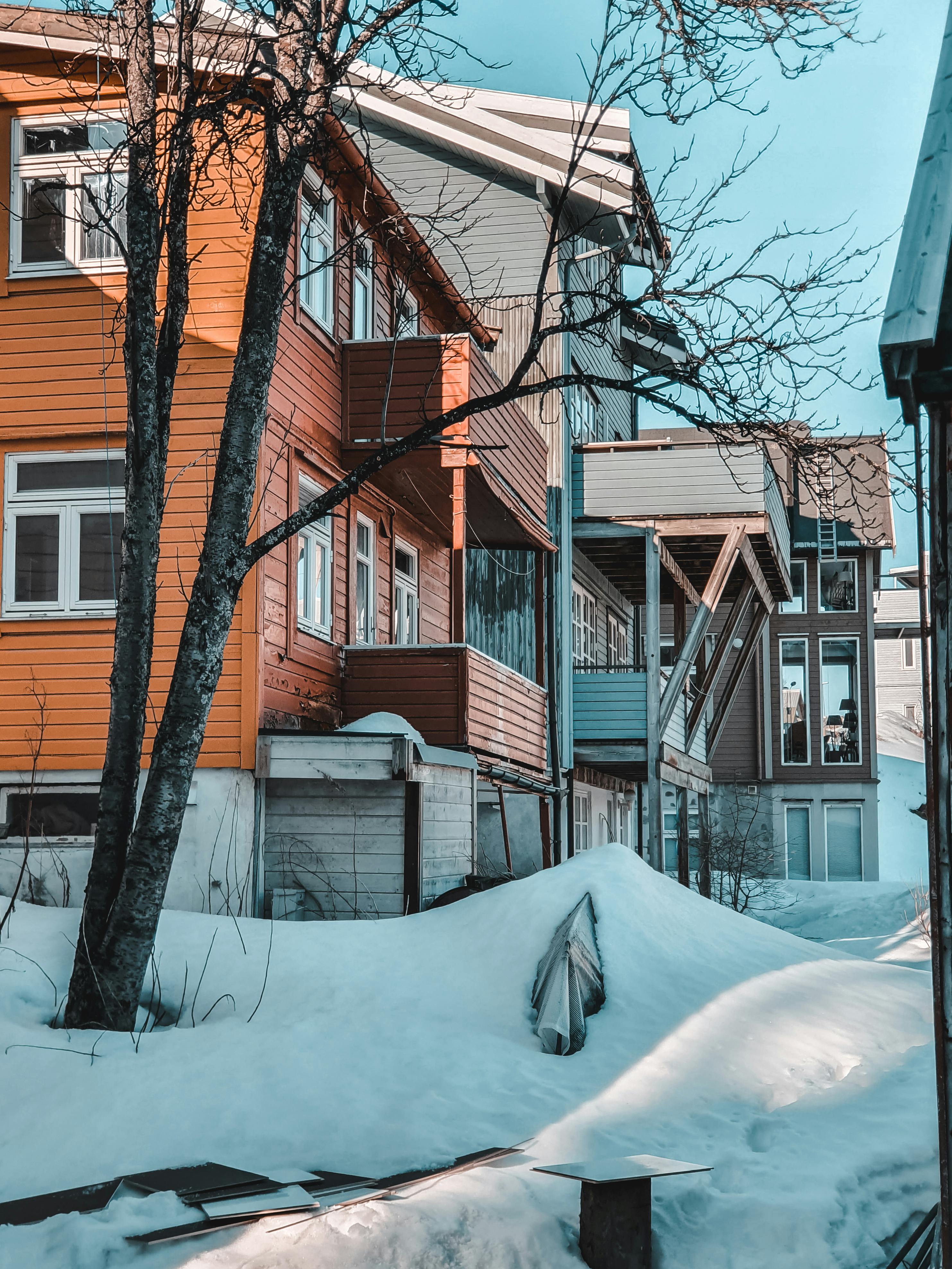 白雪皑皑的城市里，色彩鲜艳的房屋展现出冬季的魅力