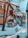 白雪皑皑的城市里，色彩鲜艳的房屋展现出冬季的魅力