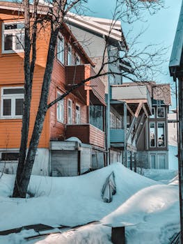 白雪皑皑的城市里，色彩鲜艳的房屋展现出冬季的魅力