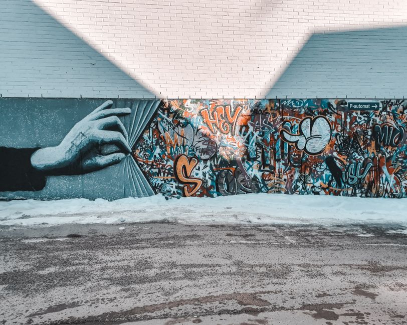 <b>Spray Paint Symphony: Diving into Bristol's Street Art Scene</b> <b>Spray Paint Symphony: Diving into Bristol's Street Art Scene</b>