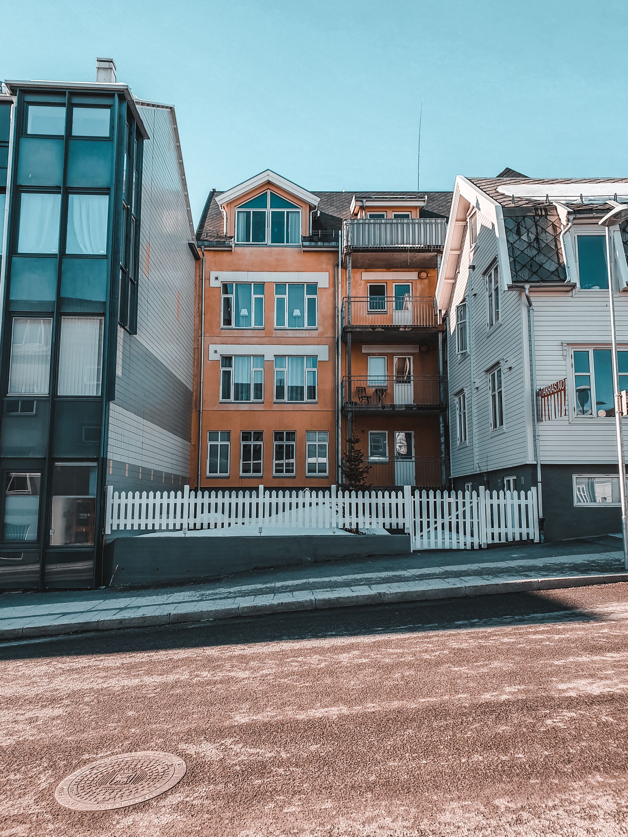 Gepflegte helle Hausfassade eines modernen Einfamilienhauses – Beispiel für materialgerechte Fassadenreinigung