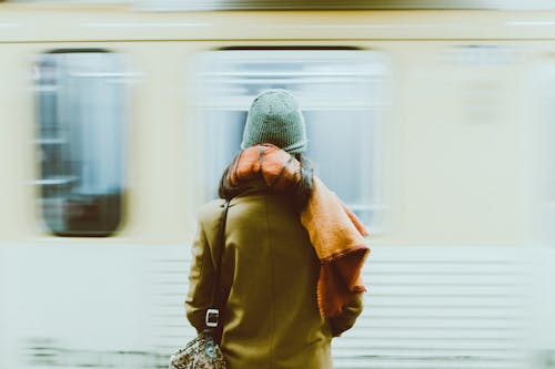 電車の近くに立っている人のタイムラプス写真