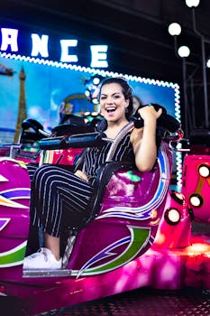 夜晚，快乐的女人在绚丽的灯光下享受充满活力的嘉年华之旅