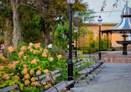 新泽西州梅角有一个宁静的公园，里面设有凉亭、鲜花和长凳