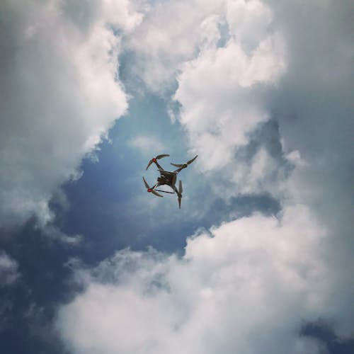 多云的天空下的无人机照片