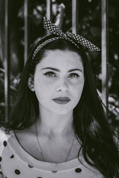 一位年轻女子戴着圆点头带，她的黑白肖像令人惊叹