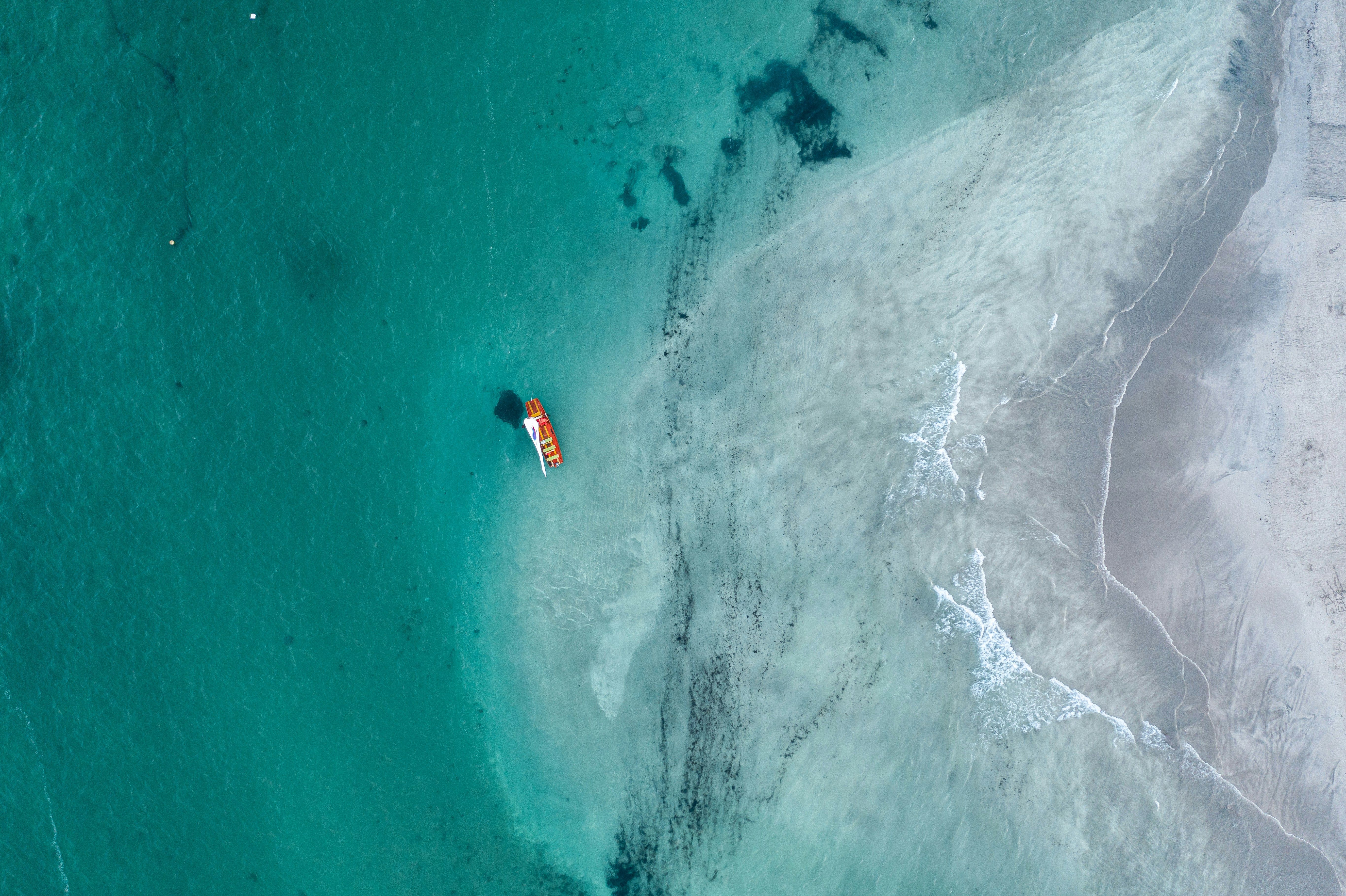 Littoral de Nosy Be avec bâtiments et plages côtières