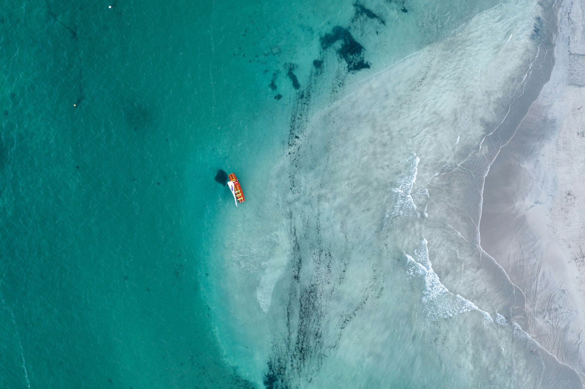 Littoral de Nosy Be avec bâtiments et plages côtières