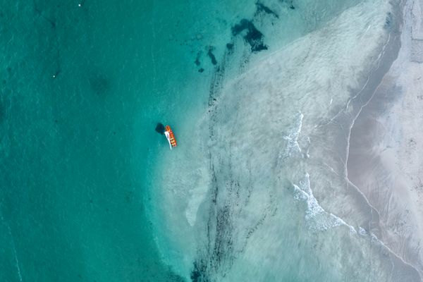 Aerial view of a turquoise shoreline, photo by Willian Justen de Vasconcellos on Pexels