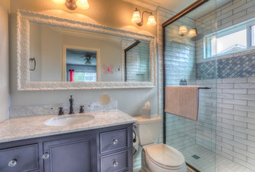 banyo, banyo havluları, dolap içeren Ücretsiz stok fotoğraf