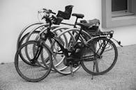 一张城市环境中靠墙停放的电动自行车单色图像