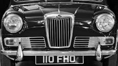 这是一张经典莱利汽车正面的黑白细节图，展现了其复古设计