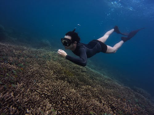 Mujer Nadando Bajo El Agua