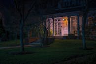 夜晚，郊区的房屋外墙灯火通明，营造出宁静的居住氛围