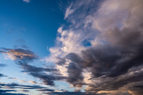 昼間の雲の写真