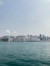 在晴朗的日子里，欣赏香港的海滨和天际线风景