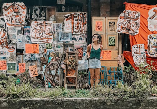 一名年轻女子站在香港一面装饰着充满活力标志和艺术品的艺术墙前