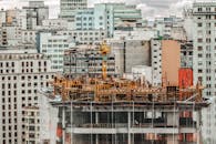 在现代化的高层建筑背景下，是圣保罗市的建筑工地