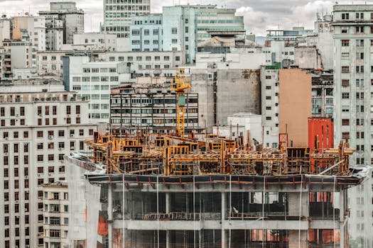 在现代化的高层建筑背景下，是圣保罗市的建筑工地