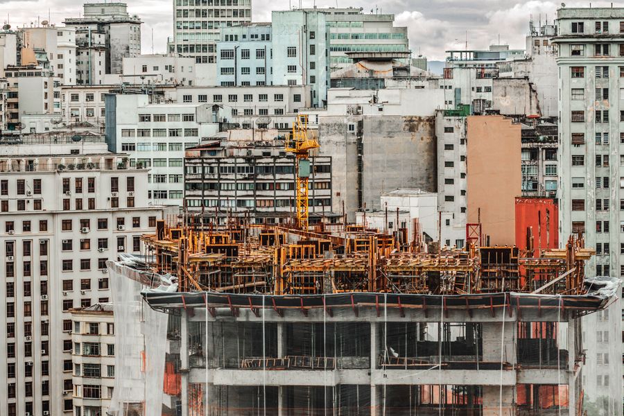 Obra de edifício comercial com andaimes em centro urbano