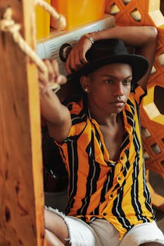 这是一幅现代风格的室内肖像，画中男子穿着鲜艳的衬衫，戴着帽子