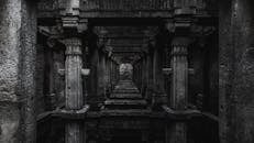 古老石柱的壮丽景色构成了历史建筑奇迹