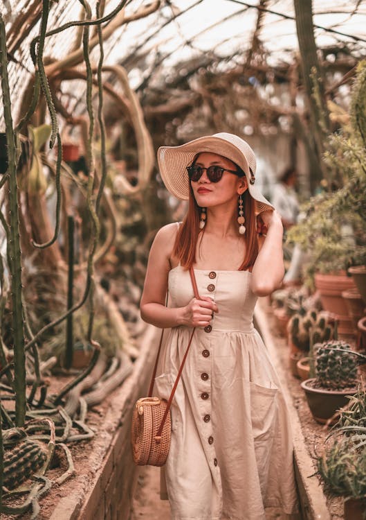 Mujer Con Vestido Sin Mangas Caminando Cerca De Plantas De Cactus · Foto de stock gratuita Mujer Con Vestido Sin Mangas Caminando Cerca De Plantas De Cactus · Foto de stock gratuita