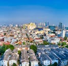 在晴朗的蓝天下，雅加达的空中城市景观展现了密集的建筑和天际线