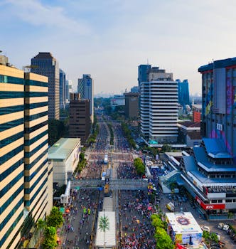 从空中俯瞰，雅加达的街道拥挤不堪，高楼林立，活动繁忙