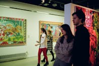 在圣彼得堡画廊，参观者欣赏着展示现代创造力的充满活力的艺术作品