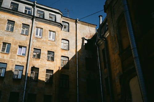 Fotografia De Baixo ângulo Da Estrutura Do Edifício