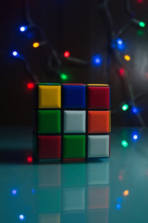 Free Rubik Küpünün Sığ Odak Fotoğrafı Stock Photo