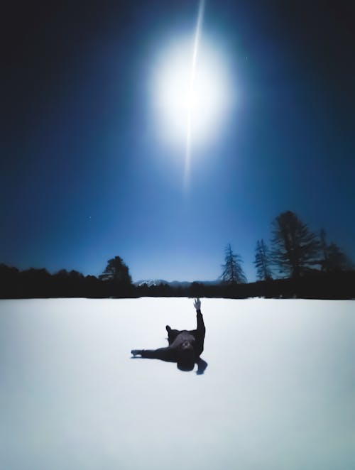 Бесплатное стоковое фото с вертикальный выстрел, зима, поднятая рука
