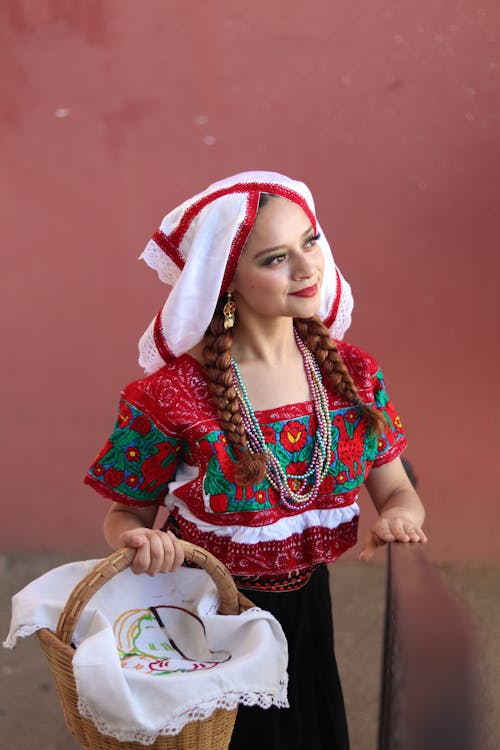 Fotos de stock gratuitas de blusa roja, bordado, cesta de mimbre