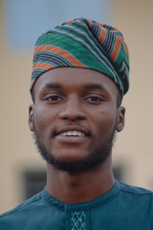 Foto profissional grátis de barba, chapéu iorubá, de pé