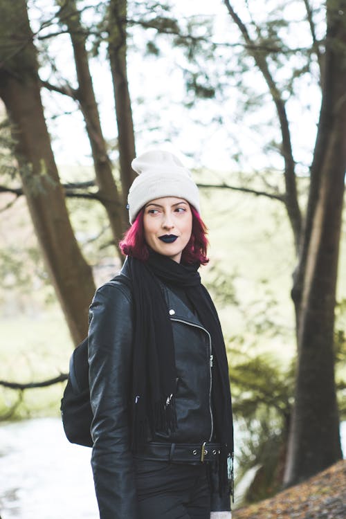 Femme Portant Une Veste Noire Debout Près Des Arbres