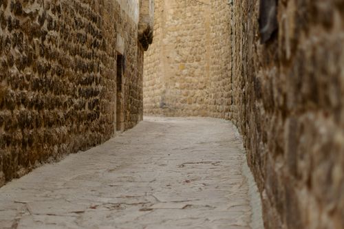Free Explore the rustic charm of a narrow stone alley in Mardin, Türkiye's historic cityscape. Stock Photo