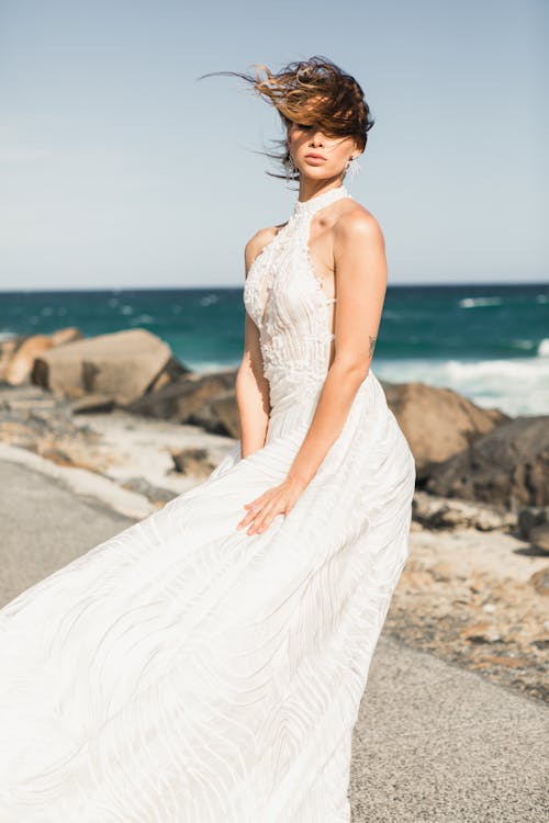 Mulher De Vestido Branco