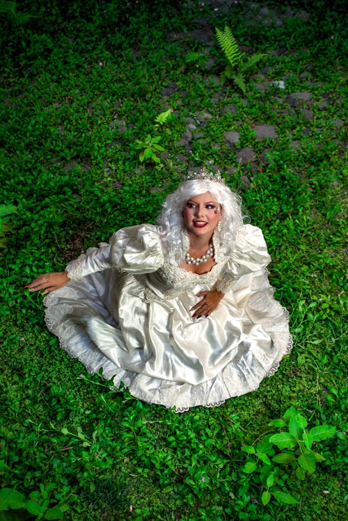 Beyaz elbise, beyaz saç, çim içeren Ücretsiz stok fotoğraf
