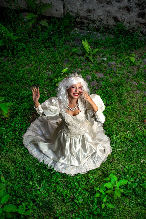Beyaz elbise, beyaz saç, çim içeren Ücretsiz stok fotoğraf