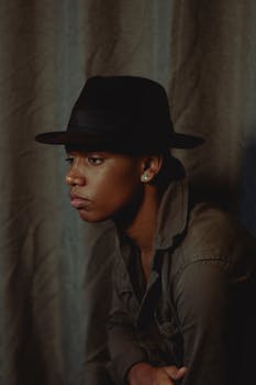 头戴软毡帽的男子肖像优雅，展现出沉思的时尚风格