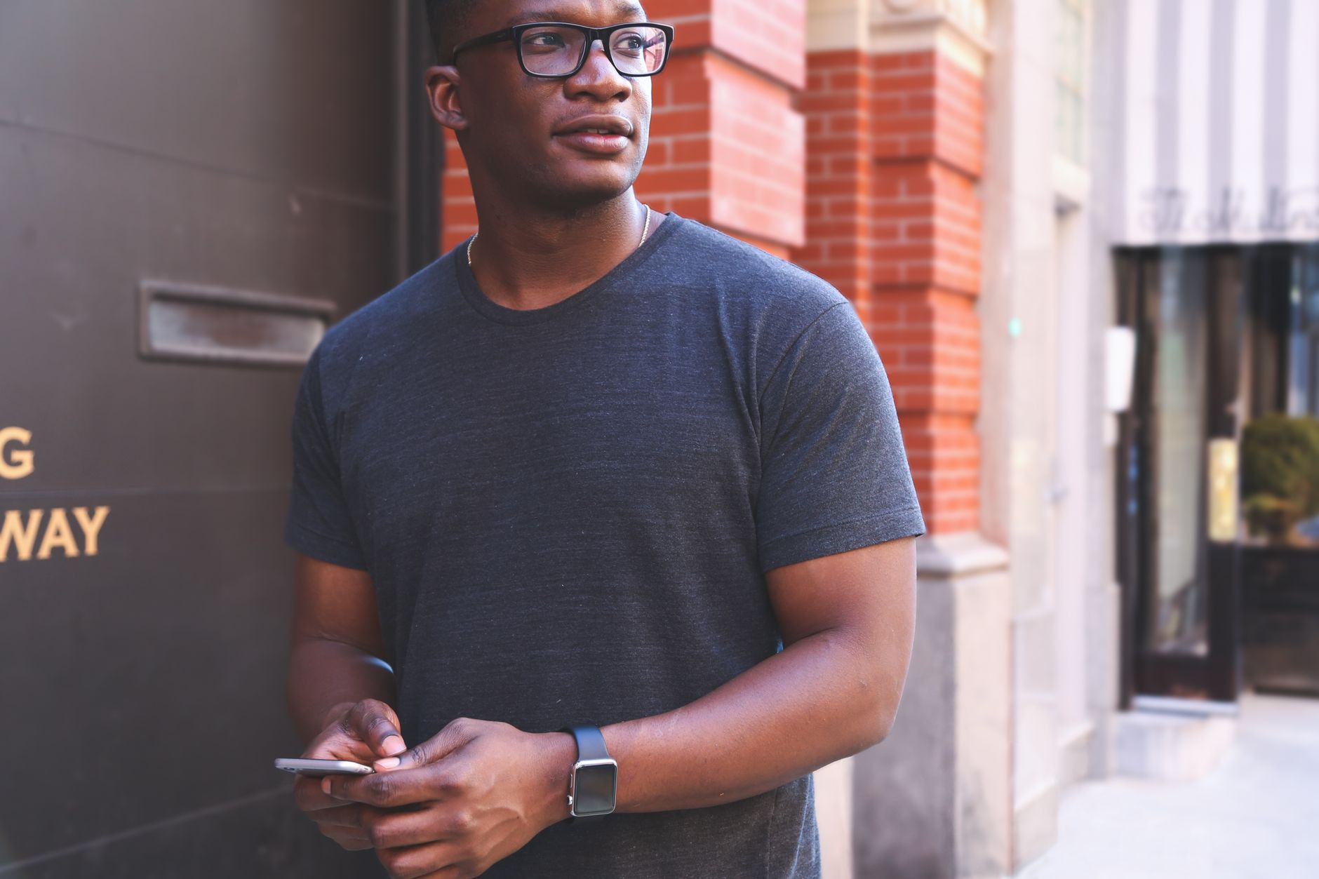 Meta Ray-Ban Display: os óculos com ecrã e pulseira gestual chegaram para desafiar o smartphone