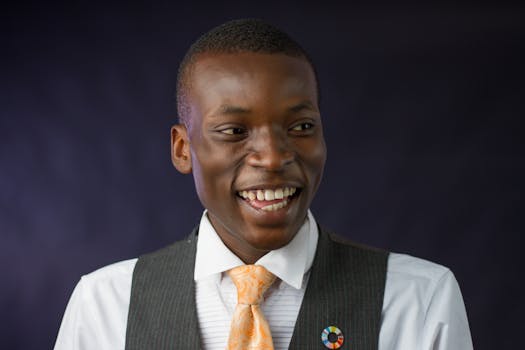 一位穿着正装、戴着彩色别针的年轻人，面带微笑的肖像